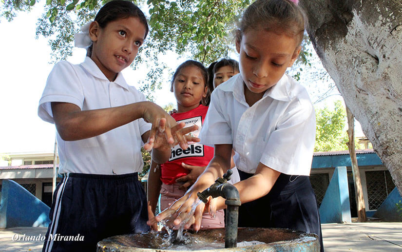 escuelas-ni&ntilde;os-lavado-manos
